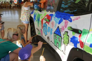 Kolorowy piknik z malowaniem Jeep'a Renegade'a